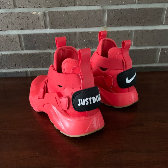 Nike Air Huarache City Women's US 10.5 Red - Picture 2 of 5